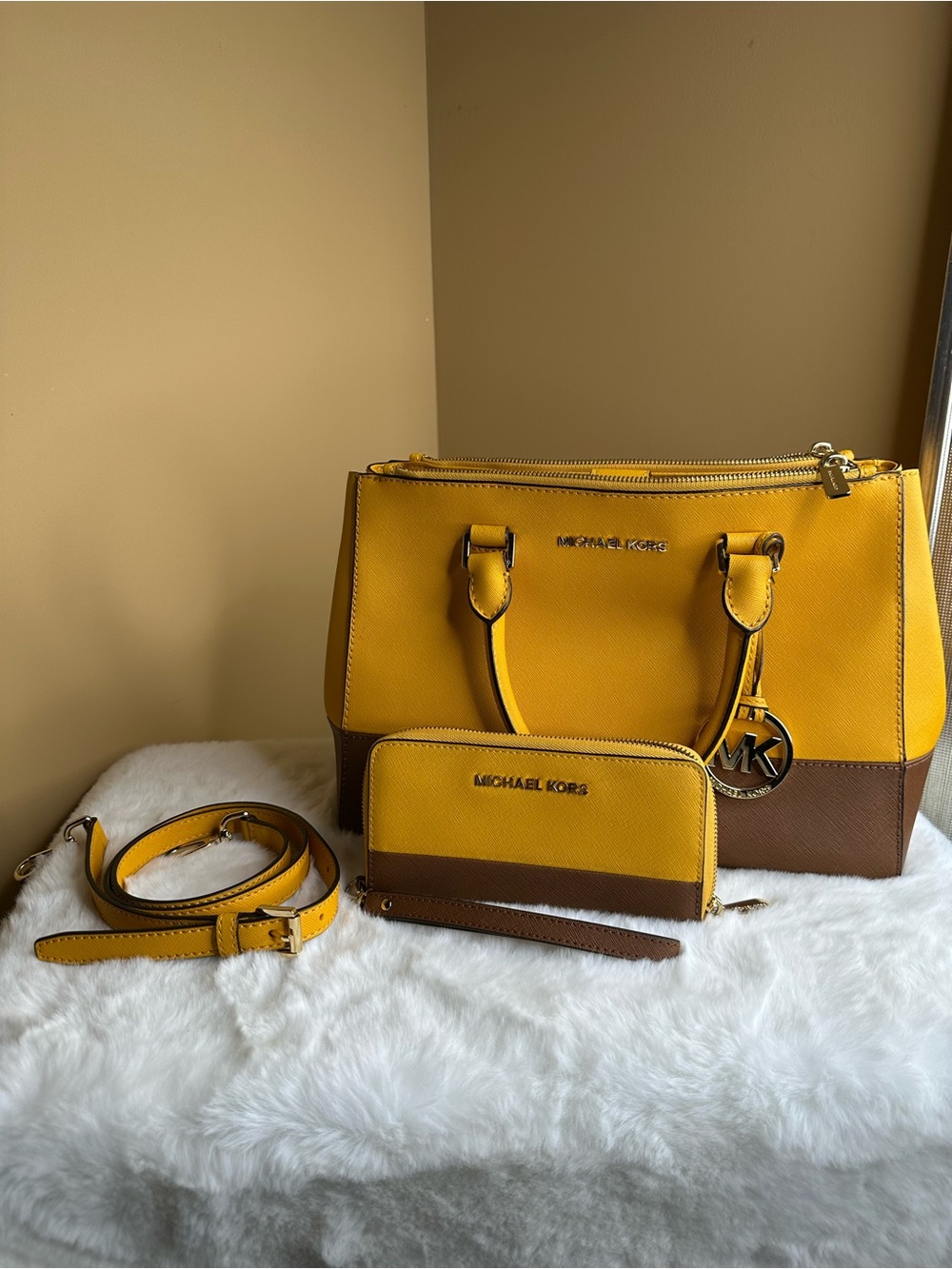 Set Michael Kors Yellow & Brown Saffiano Leather Top Handle Bag & Wallet & Strap - Picture 16 of 16